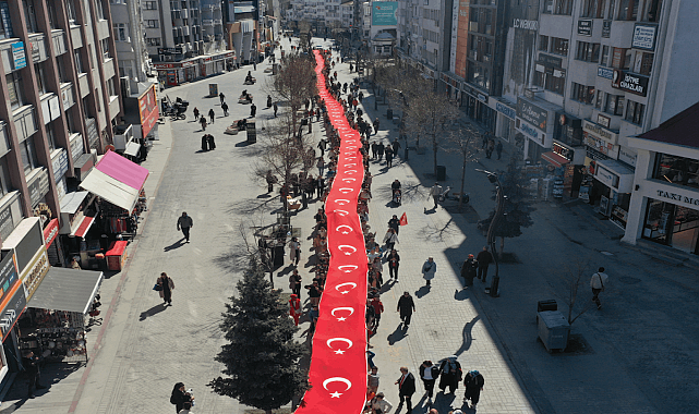 Bolu'da öğrenciler dev Türk bayrağıyla yürüyüş yaptı