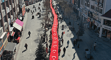 Bolu'da öğrenciler dev Türk bayrağıyla yürüyüş yaptı