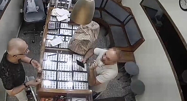 Müşteri gibi girdiği kuyumcudan 15 altın bilezik alıp kaçtı