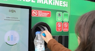 Şişeleri toplayıp makinenin başına giden eli boş dönüyor: Sadece 13 tanesini aldı