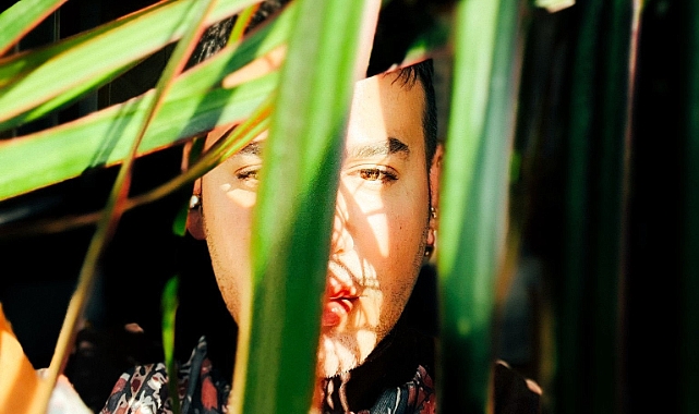 YAŞAR B.'DEN 90'LARA SELAM: "SIRNAŞIK SEVGİLİM"E DUYGUSAL BİR YORUM